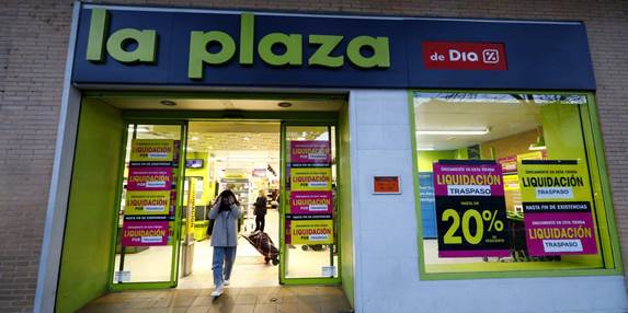 Uno de los supermercados La Plaza de Dia, lleno de carteles que anuncian su liquidación.